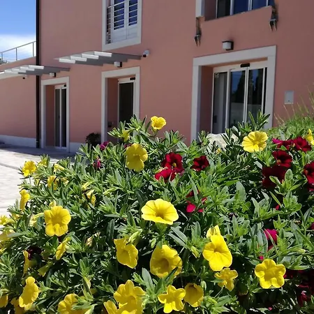 Vila Pacug Hotel *